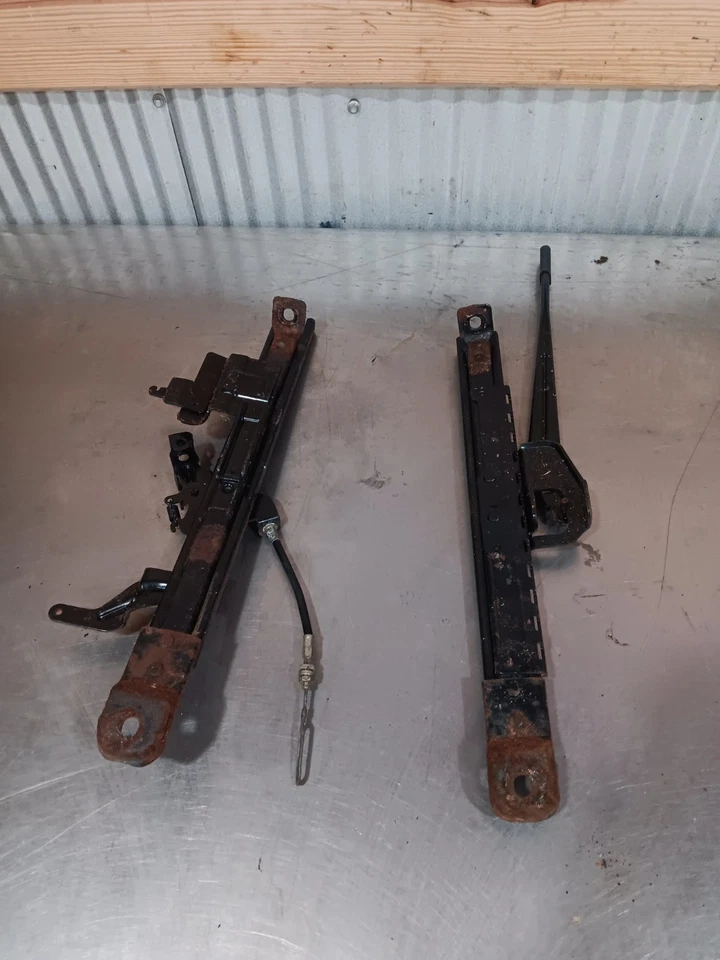 80-86 Nissan Datsun 720 OEM montaje de riel de asiento del lado del conductor falta pestillo Foto 2 de 4