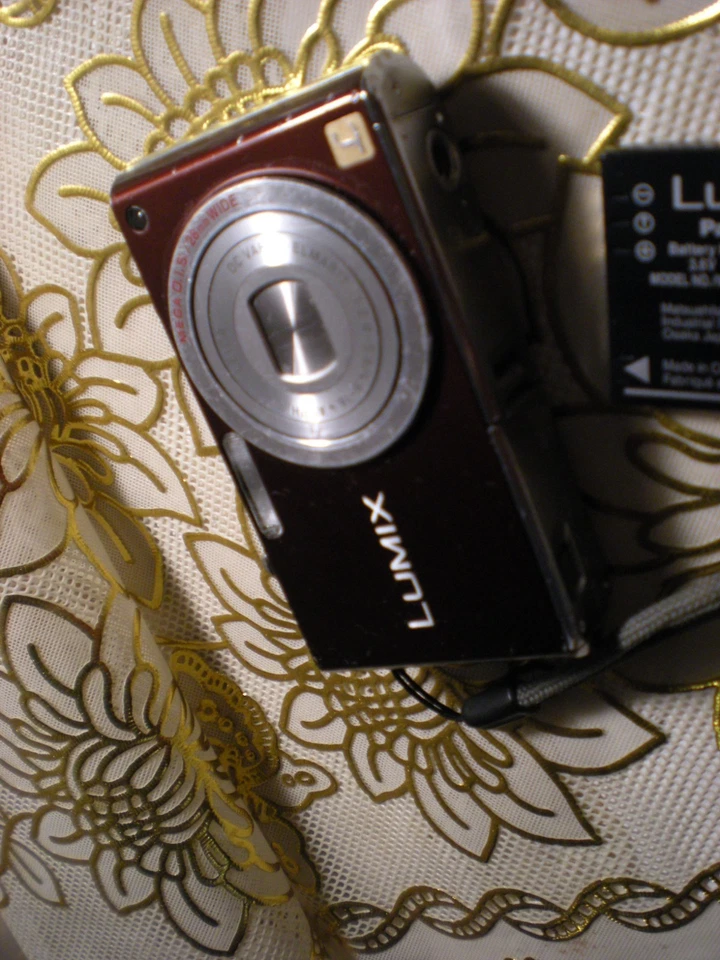 Panasonic LUMIX DMC-FX33 8.1mp 5.7x Digital Camera Red - Image 2 of 4