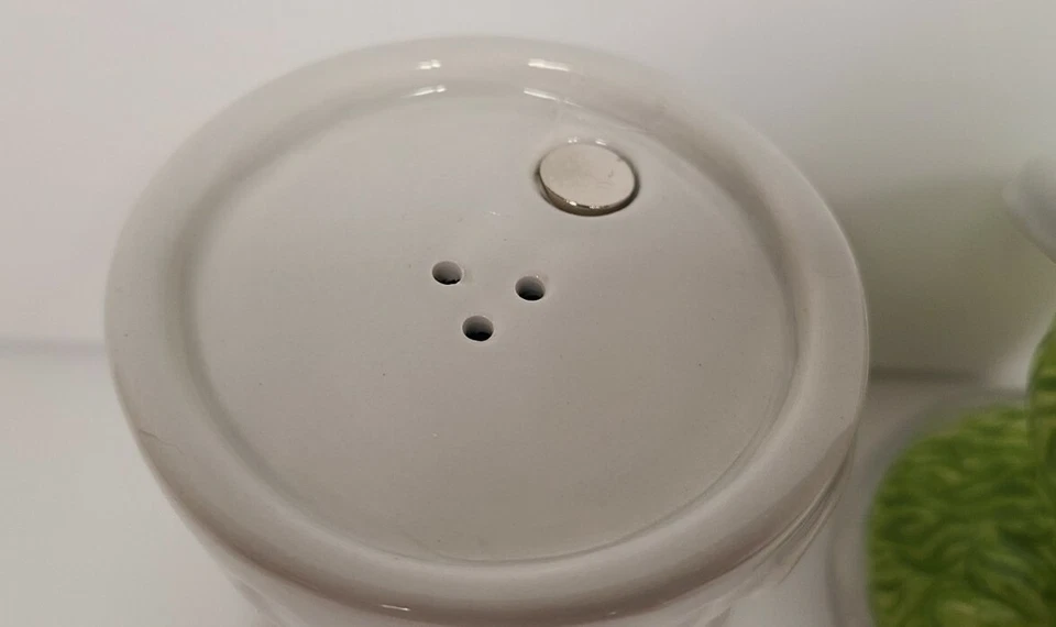 Juego de coctelera de sal y pimienta Sesame Street Oscar The Grouch, cerámica. Foto 4 de 4