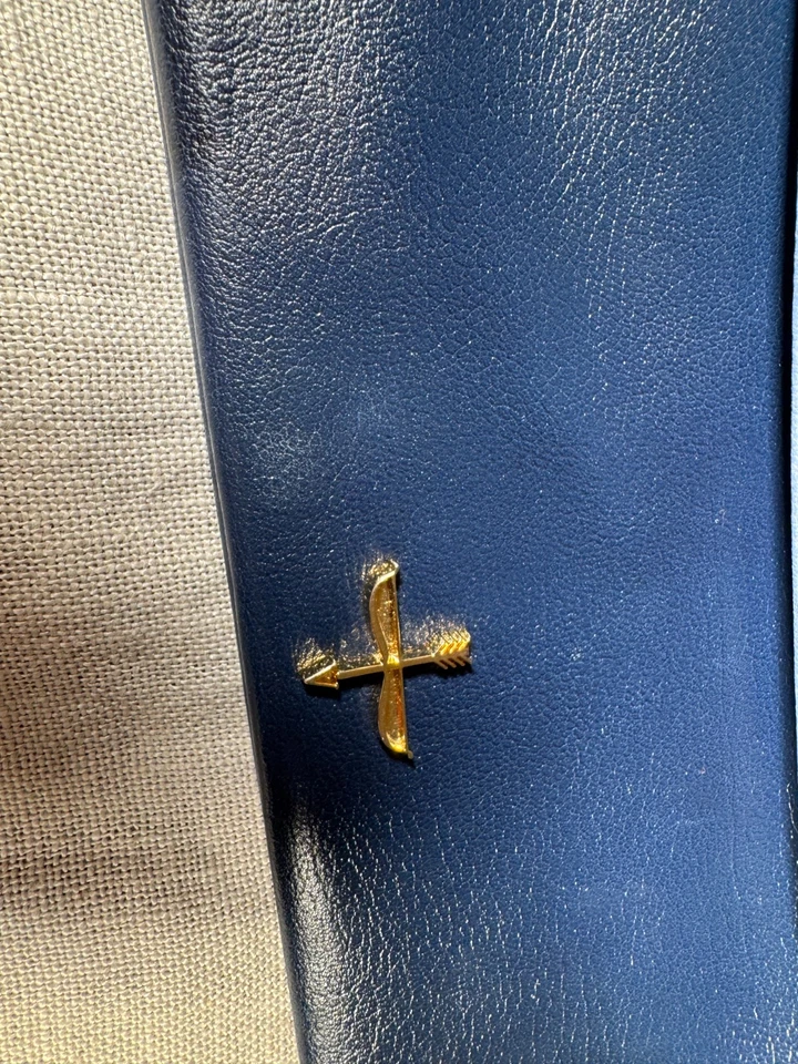 POUR La VICTOIRE Nuevo Bolso sin asas para mujer Cuero azul Cremallera Tamaño mediano Muñequera Foto 2 de 4