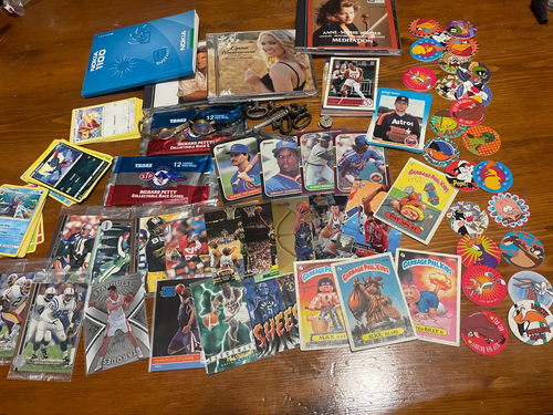 Vintage Trödel Schubladen Lot - PACKS, BASEBALL, BASKETBALL Karten, GPK, CDS, Pokémon - Bild 1 von 8