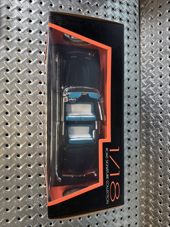 1955 年帕卡德加勒比可转换黑色/蓝色 1/18 模型公路签名 96128 — 第 2/4 张图片