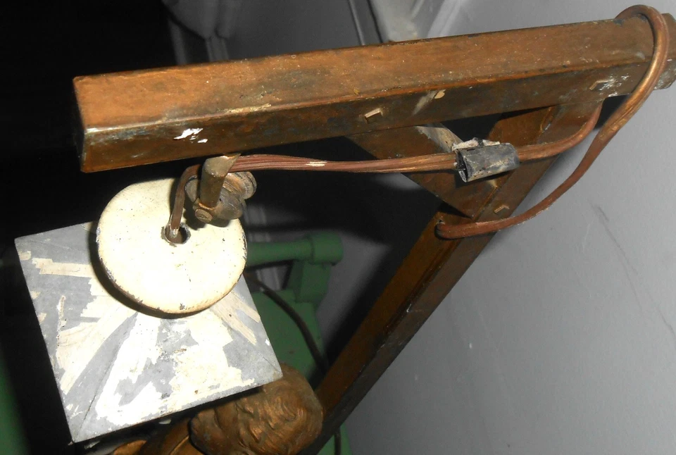 Antigua lámpara francesa de bronce con escultura de niño vidrio verde firmada Foto 4 de 4