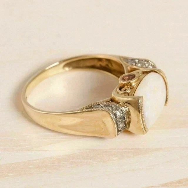 Anillo de compromiso de ópalo de fuego de corte ovalado de 2 quilates enchapado en oro amarillo de 14 quilates Foto 2 de 4