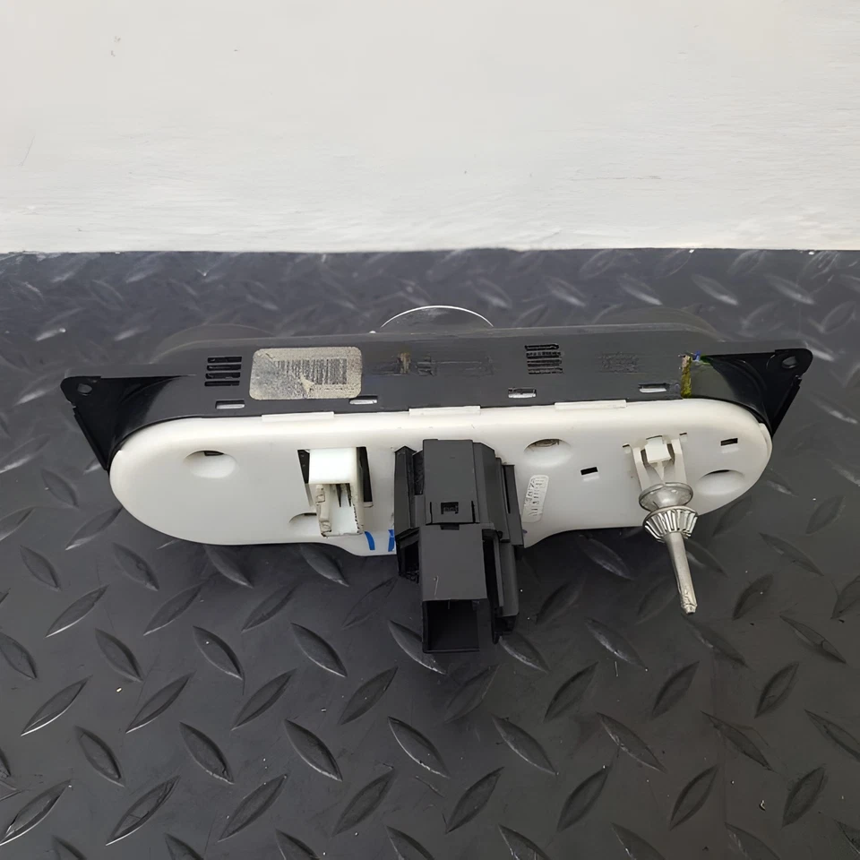 2005 Chevrolet Equinox A/C AC Heater Climate Control Temperature OEM - Image 2 of 4