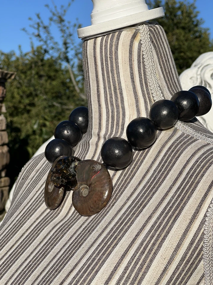 Collar Aadya Bazaar Amonita, Calavera Ámbar y Barro Negro y Arcilla Negra Oaxaqueña Foto 3 de 4