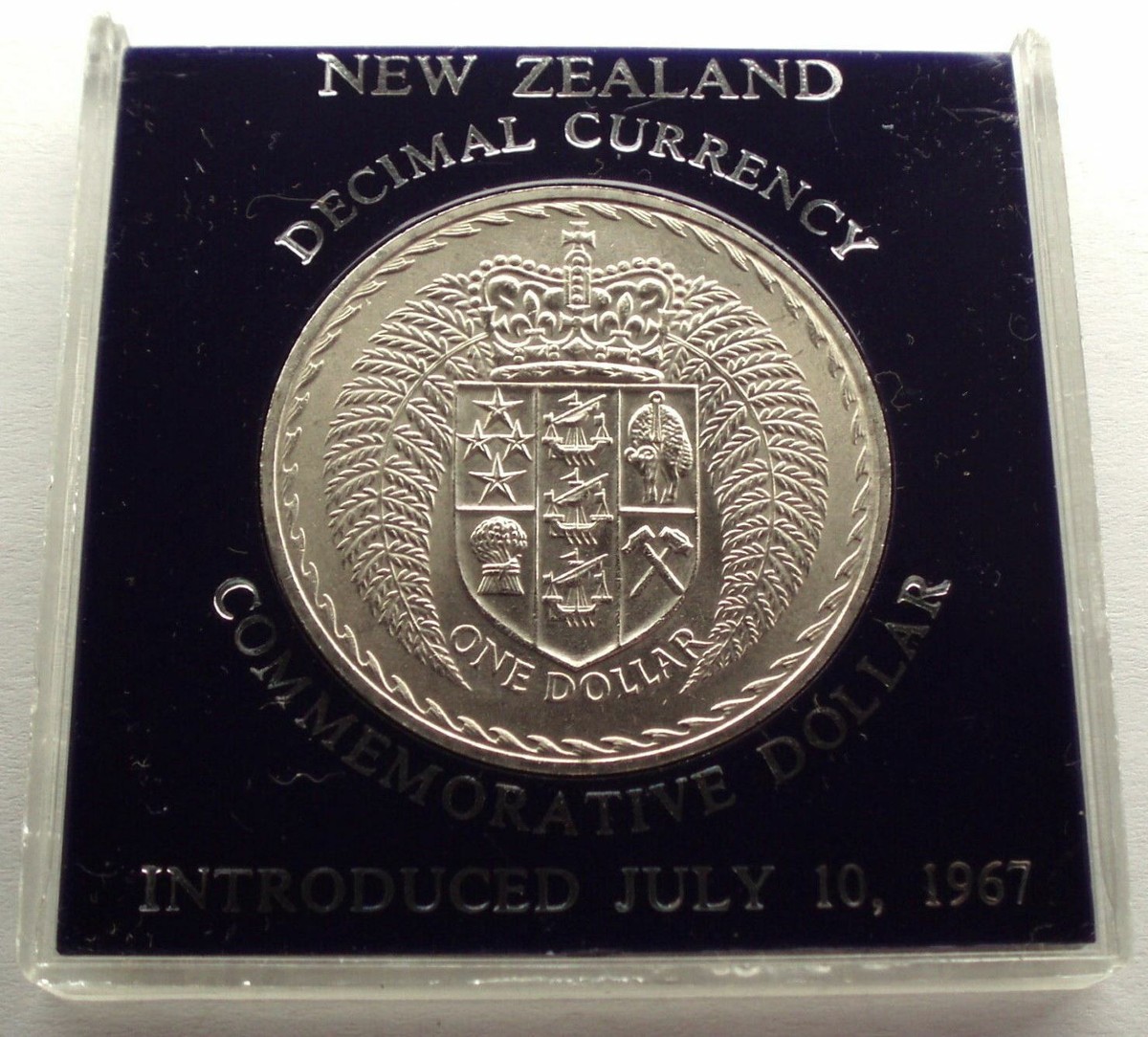 ２点　　　(1〜2枚目)18800＋8800 1 Dollar - Elizabeth II (Kaliningrad) - Niue – Numista