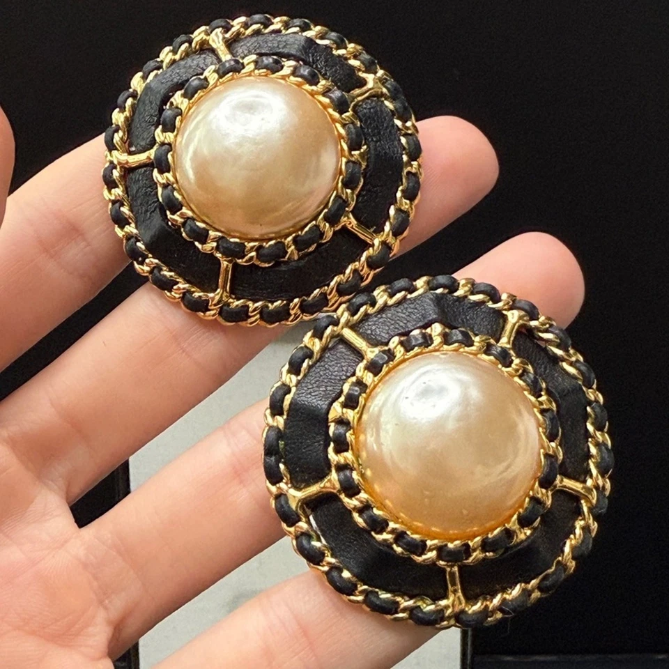 LOT 1659 24K gold plated CHANEL vintage clip on earrings leather chain pearl - Image 4 of 4