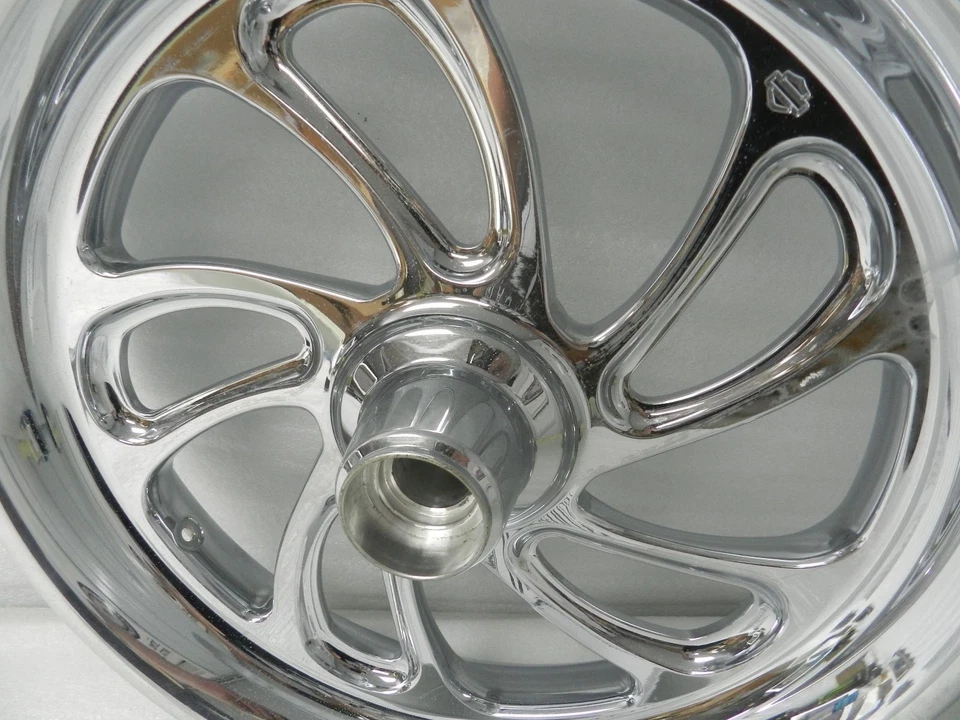 42191-07 NUEVO OEM 2007 Y NUEVO HARLEY-DAVIDSON SOFTAIL BLADE RUEDA DELANTERA CROMADA Foto 2 de 4