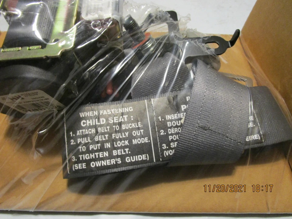 Kia OEM 0K33W57630B08 Front Seat Belt Assembly Right fits 2000-2005 Kia Rio Foto 4 de 4