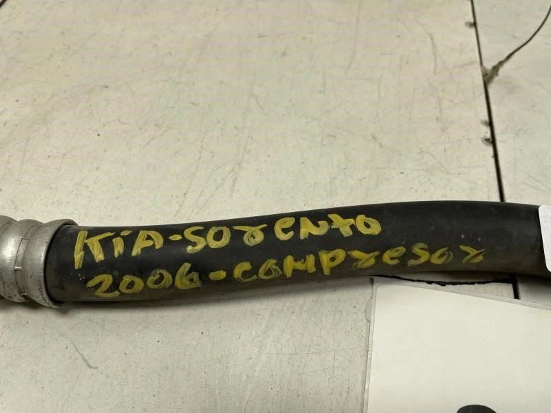 Kia Sorento LX 2006 manguera de succión de aire acondicionado OEM+ Foto 3 de 4