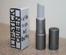 Lápiz labial Queen Girls Will Be Boys 0,12 oz tamaño completo descontinuado nuevo