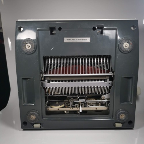 Rare Olympia wide-carriage SM9 Typewriter 1971- UK Keyboard Layout - Picture 10 of 11