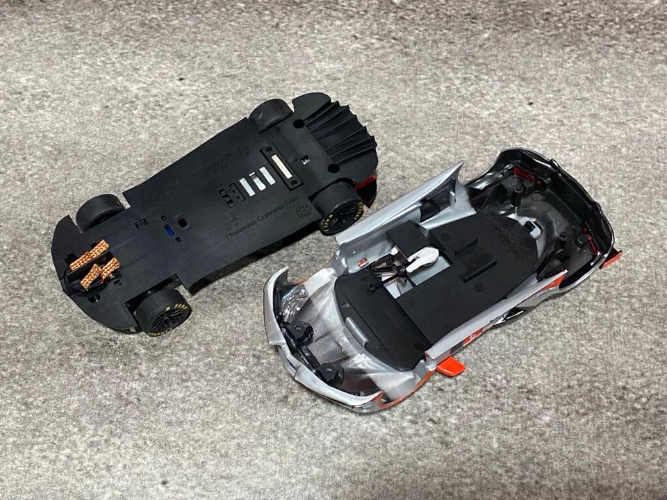 Chasis, estuche y tapa plateada analógica SCX Corvette CR8 escala 1/32 - con luces - nuevo Foto 4 de 4