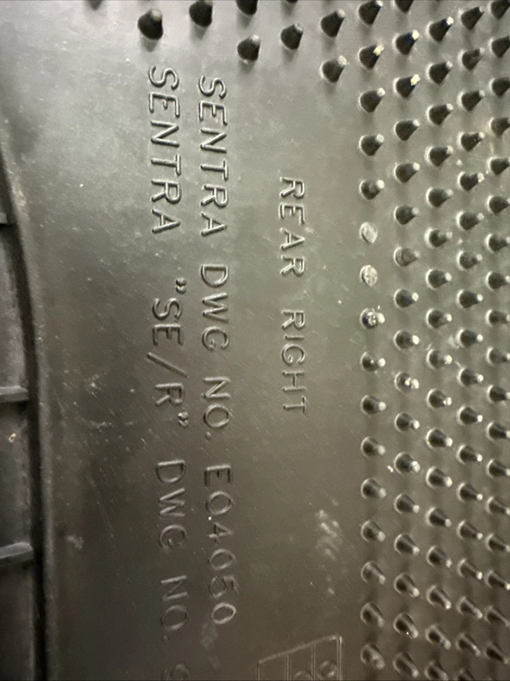 Alfombrilla trasera derecha Nissan Sentra SE-R 2002 P/N 999E2-LN001 Foto 3 de 4