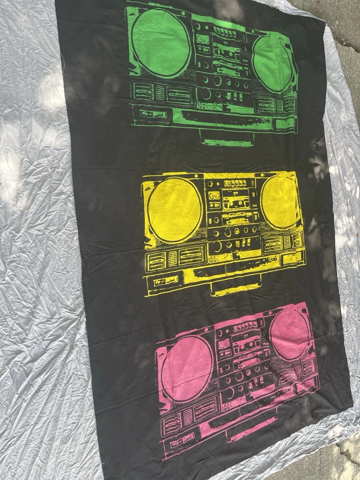 Tapiz boombox retro 82”x57” algodón negro colgante de pared años 80 estilo arte pop Foto 2 de 4