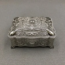 China Exquisite Antique Art Craft Tabletop Decoration Tibetan Silver Jewelry Box