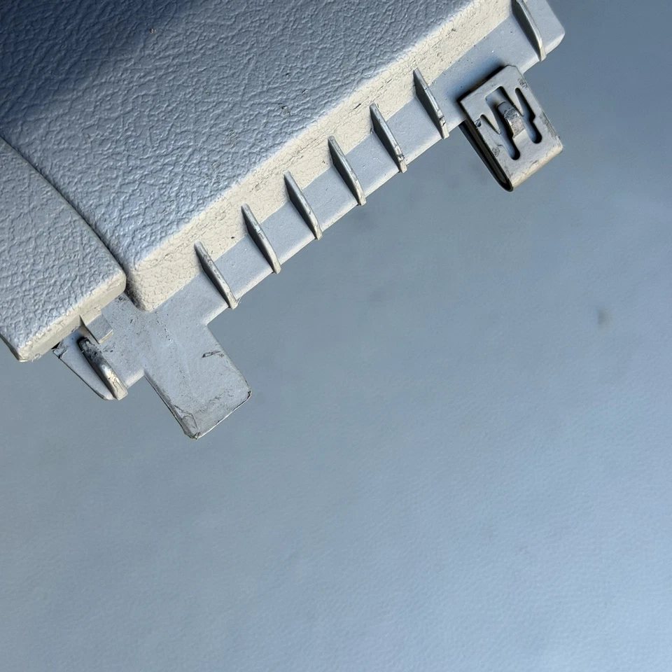 2004-2008 Chrysler Crossfire Driver joelho sob painel tampa painel CONJUNTO CINZA - Imagem 4 de 4