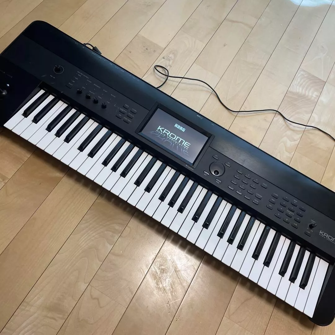 Korg KROME-61 Synthesizer Keyboard Workstation Black keyboard