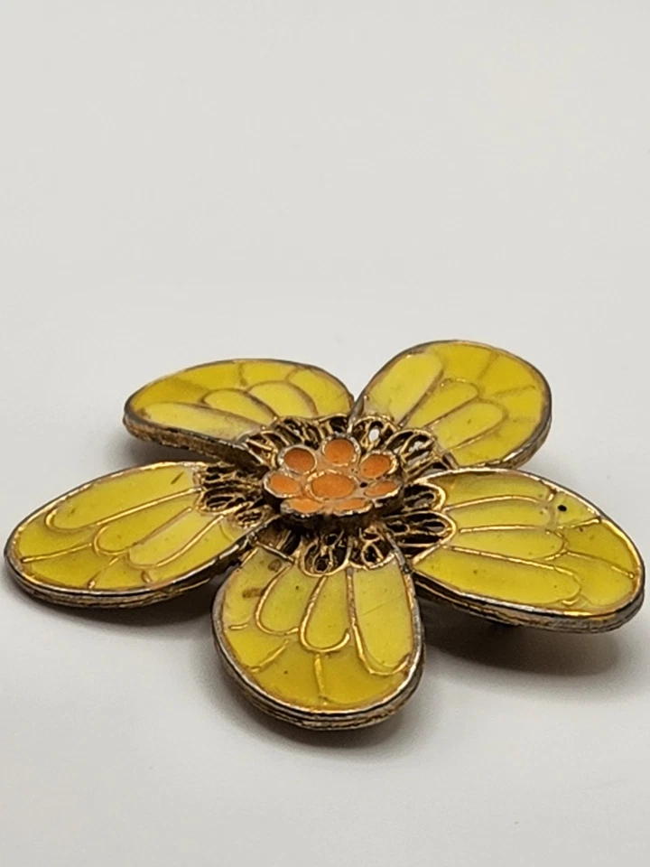 Broche broche flor esmaltado vintage pétalos tono dorado mediados de siglo bisutería Foto 2 de 4