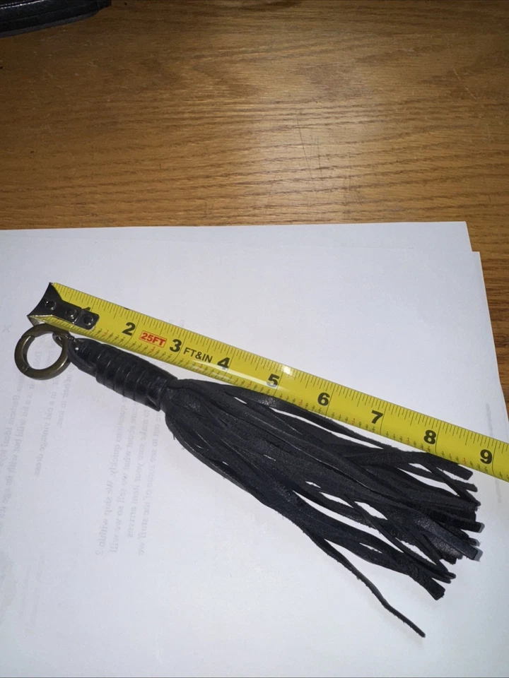 黑色皮革条纹鞭子摩托车钥匙扣 — 第 3/4 张图片