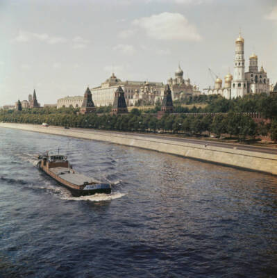 The Kremlin In Moscow A Cargo Carrying Barge Makes Its Way Up The - Old Photo 1