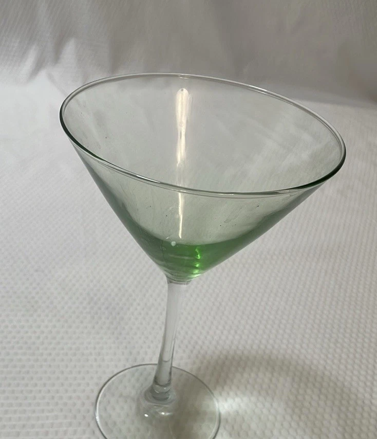 Vasos de Martini con cuenco transparente y tallo verde. Juego de cuatro. Foto 4 de 4
