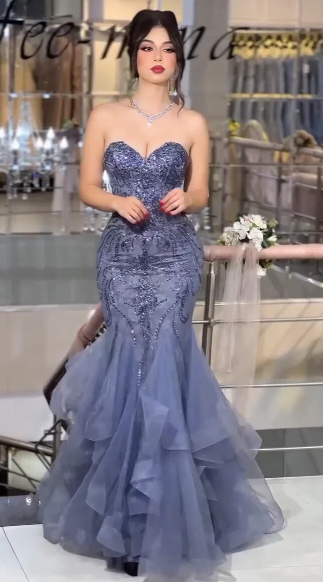 Vestido de fiesta azul sirena sin tirantes de encaje con volantes