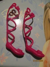 BARBIE DOLL / PAIR OF SHOES: BOOTS, PUMPS ....... (1172)