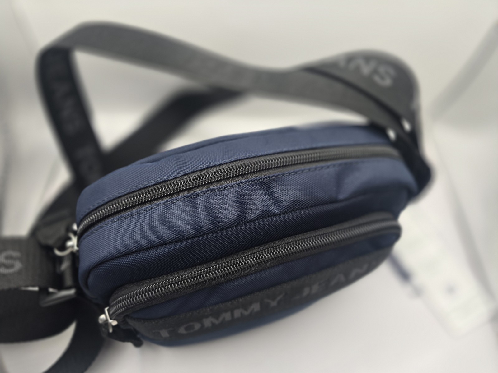 Tommy Jeans essential cross body bag in blue, Unisex BNWT image 4