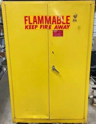 EAGLE FLAMMABLE CABINET MODEL 1947 45GAL CAPACITY (KEYS NOT INCLUDED)