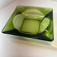 Vtg. Deep Emerald Green glass 4 5/8" Square Cigar Cigarette Ashtray SMALL CHIP