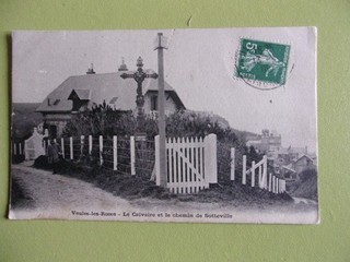CPA VEULES LES ROSES le calvaire et le chemin de sotteville FACTEUR