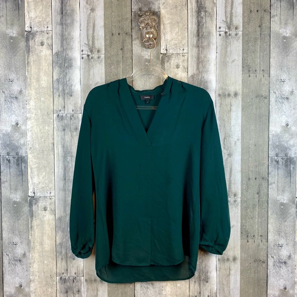 Theory Helona V Neck Silk Split Hem Blouse in Hunter Green Size Small. - Image 2 of 4