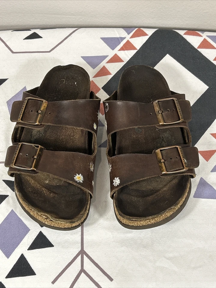 Sandalias Birkenstock para mujer pintadas con flores talla desconocida Foto 3 de 4
