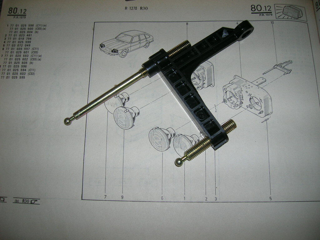 Palonnier de phare Renault R30 neuf d'époque en acier authentique