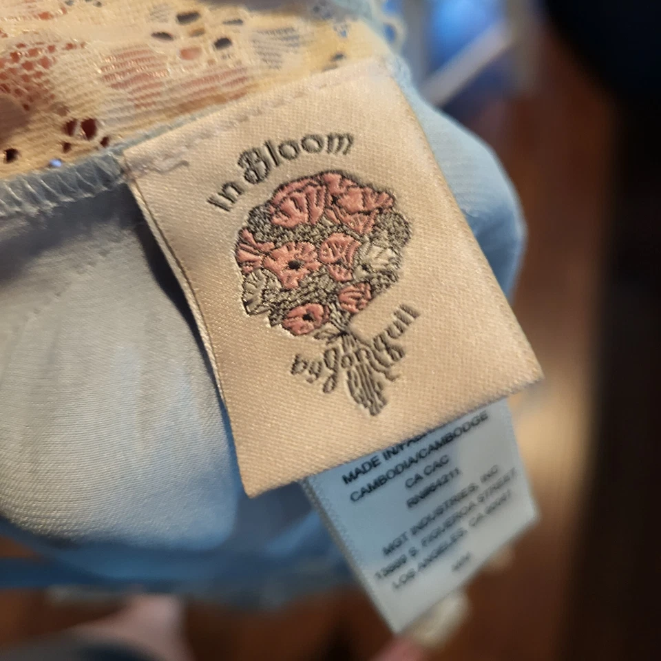 Camisa In Bloom por Jonquil Siky borda de renda tamanho M - Imagem 3 de 4