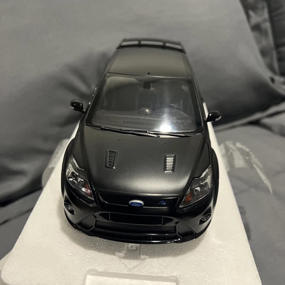 Ford Focus RS500 Mk2 1/18 negro mate Minichamps Foto 2 de 4