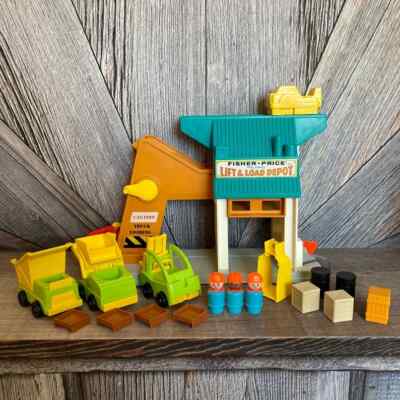 Vintage Fisher Price Depot 942 Little People 1971 Lager Staion 100% complete (2)