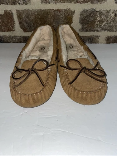 Indossato una volta! Ciabatta donna Ugg stile mocassino scamosciato Dakota in castagno. Taglia 8