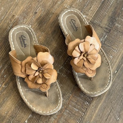 CLARKS Leather Sandals Womens 7.5M WEDGE FLOWER Tan Bendables Flip Flop Thongs