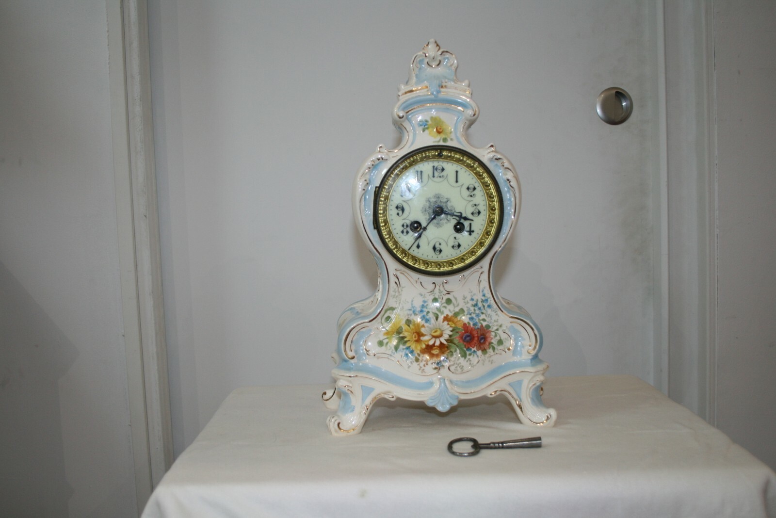 PENDULE ANCIENNE EN PORCELAINE PEINTE A LA MAIN ET REHAUSSE DE DORURE signé