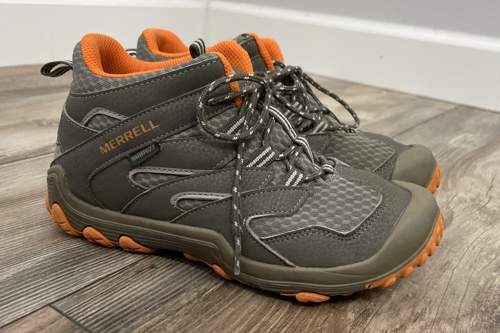 Boys Size 4.0 M Chameleon 7 Access Mid Camp Hiking Gray Orange