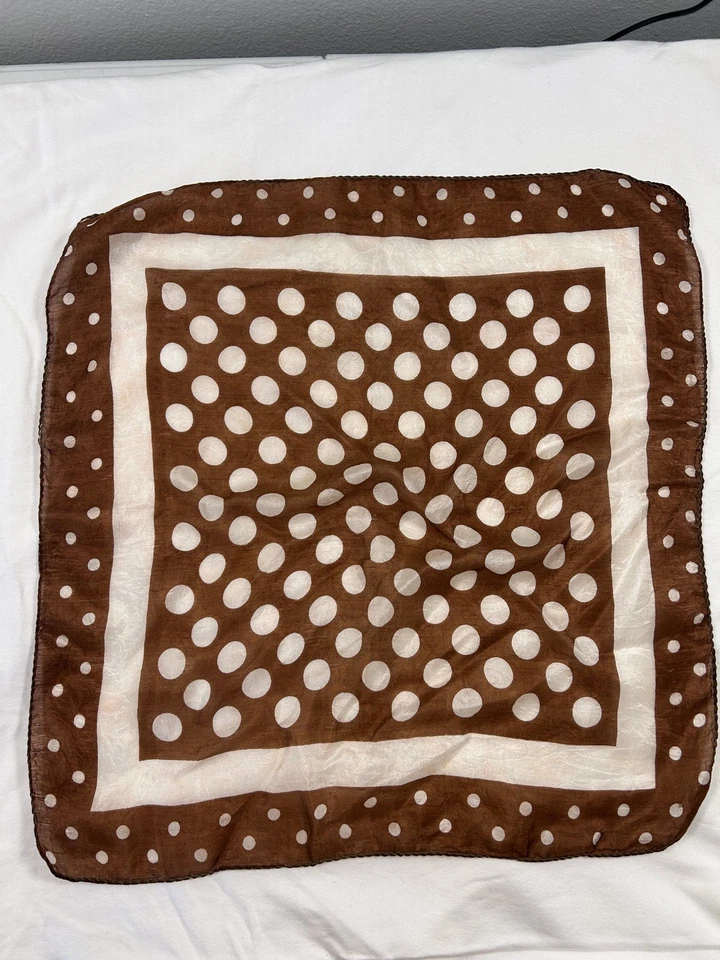 ВИНТАЖНЫЙ MCM MOD КВАДРАТНЫЙ ПОЛИ ШАРФ КОРИЧНЕВЫЙ И БЕЛЫЙ, Б/У В ОТЛИЧНОМ СОСТОЯНИИ - Изображение 2 из 3