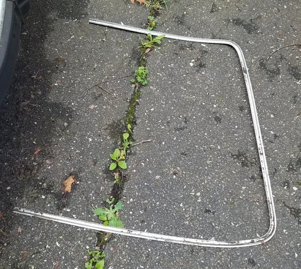 1985 BMW 635CSi (E24) переднее окно внешняя отделка правая алюминиевая полоса - Изображение 2 из 2