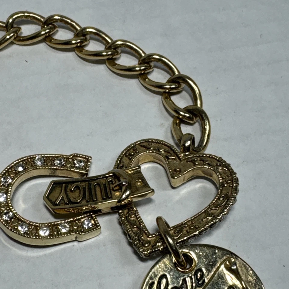 PULSERA JUICY COUTURE DAMA SUERTE “DAMA JUICY AMOR SUERTE” TONO DORADO CRISTALES ENCANTO Foto 4 de 4