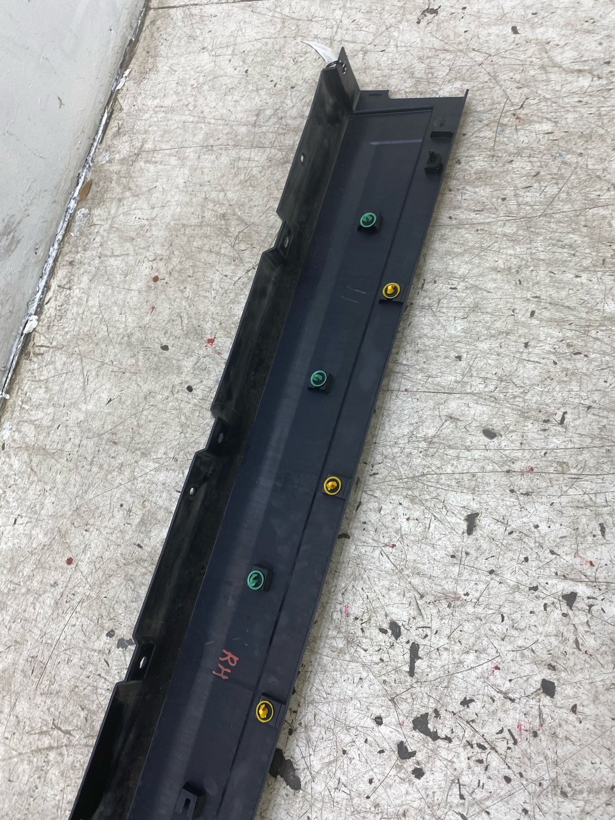 2017-2021 MASERATI LEVANTE OEM RIGHT SIDE ROCKER MOULDING TRIM PANEL 670040336