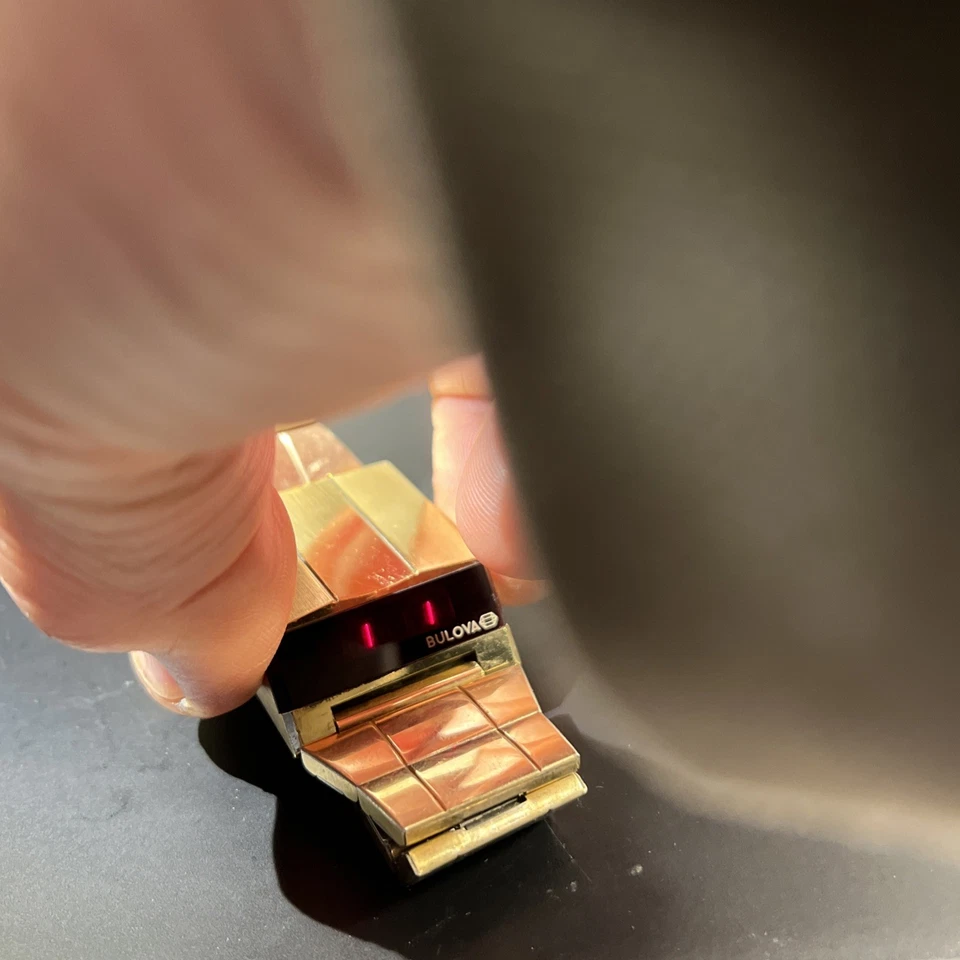 RELOJ CONDUCTOR BULOVA 1976 VINTAGE N6 Computron rojo LED tono dorado pulsera duquesa Foto 4 de 4