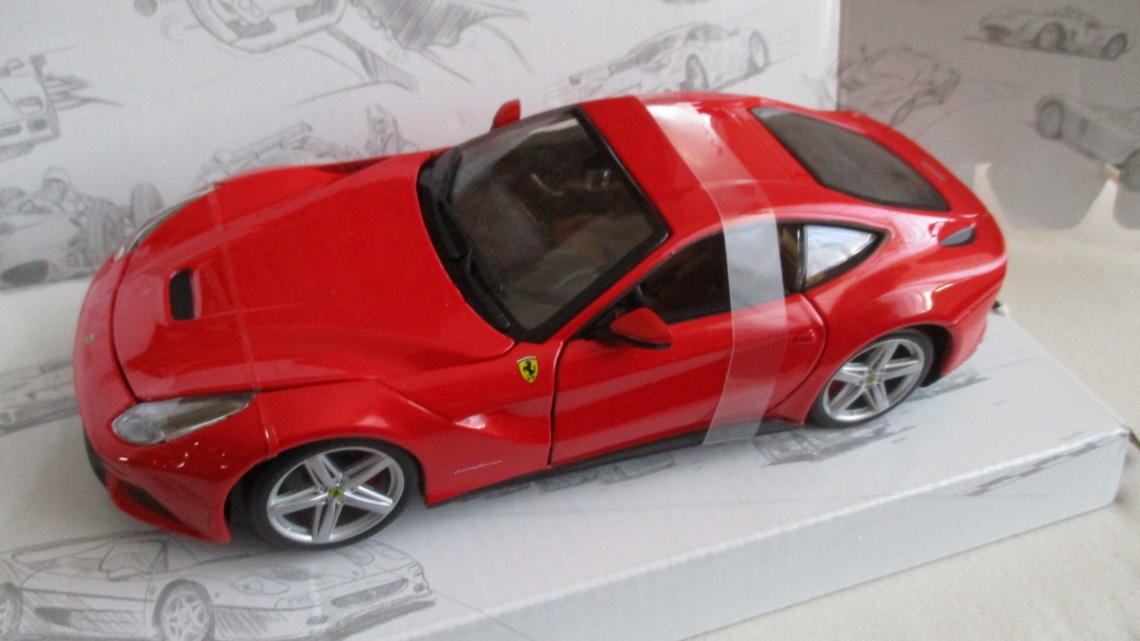 MINIATURE 1/24 BBURAGO FERRARI F12 BERLINETTA ROUGE