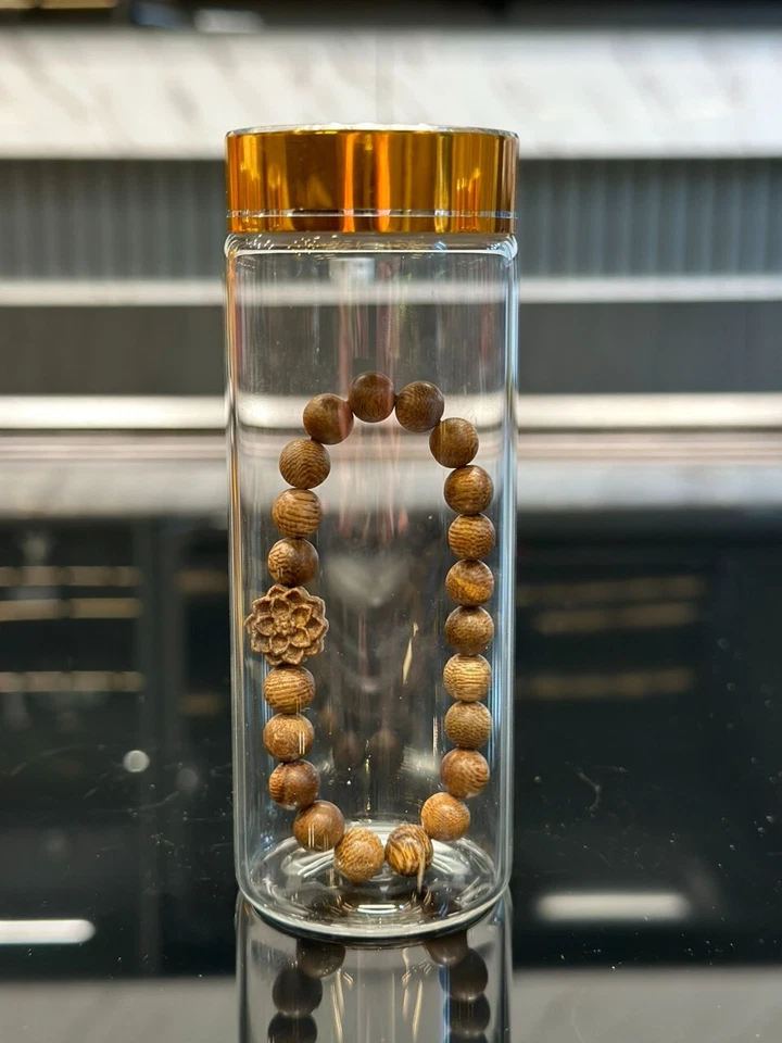 Pulsera artesanal de madera de agar Kien Viet de 8 mm con dije de loto - cuentas naturales Foto 4 de 4